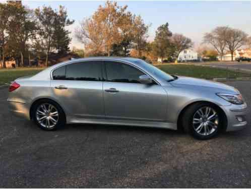 Hyundai Genesis 3. 8 Sedan 4-Door (2013)