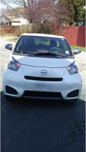 Scion iQ Base Hatchback 2-Door (2014)