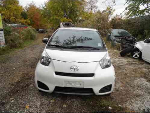 Scion iQ Base Hatchback 2-Door (2014)