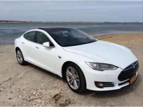 Tesla Model S Premium (2014)