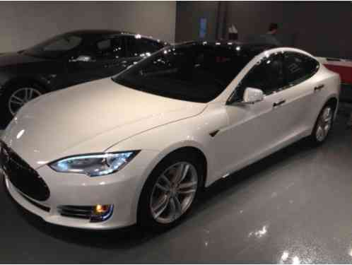 Tesla Model S 85D (2015)