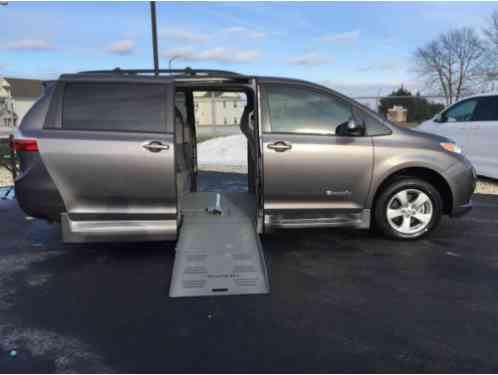 Toyota Sienna LE (2015)