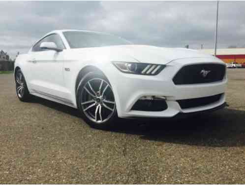Ford Mustang GT Premium Coupe (2016)