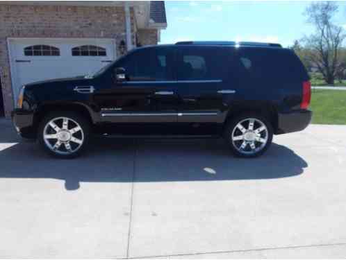 Cadillac Escalade AWD 4dr Premium (2011)