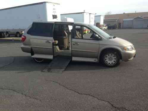 2002 Chrysler Town & Country CHRYSLER TOWN COUNTRY 2002 LOW MIESL WHEELCHAIR