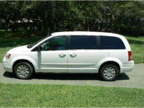 Chrysler Town & Country LX (2010)