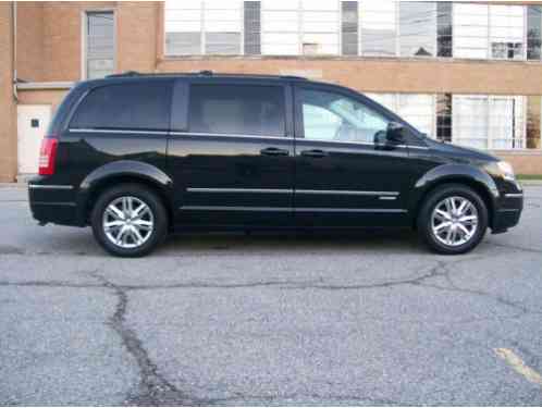 Chrysler Town & Country Mini-Van (2010)