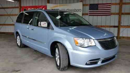 Chrysler Town & Country Touring-L (2012)