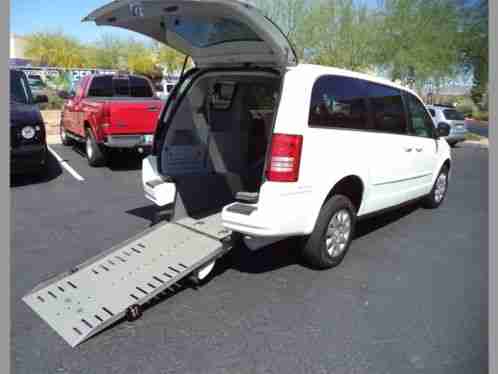 2009 Chrysler Town & Country Wheelchair