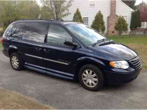 2006 Chrysler Town & Country Wheelchair