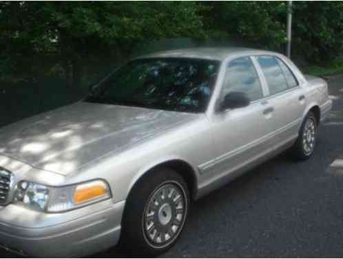 Ford Crown Victoria 4dr Sedan (2005)