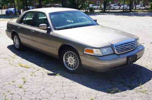 Ford Crown Victoria (2002)