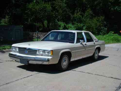 Ford Crown Victoria (1991)