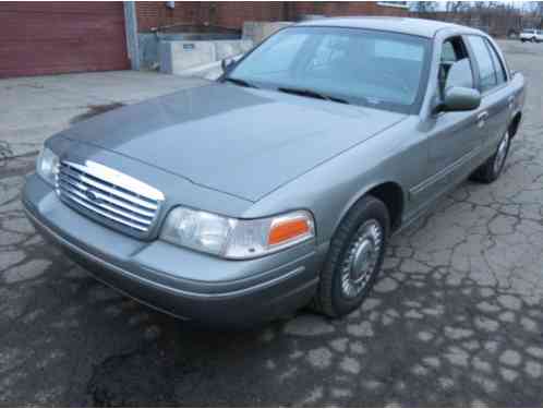 Ford Crown Victoria (2000)