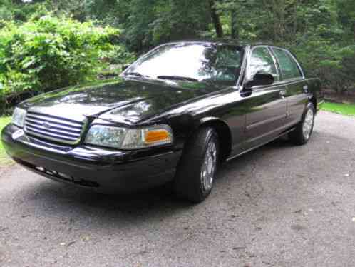 Ford Crown Victoria (2004)