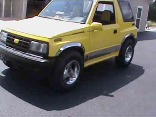 Geo Tracker Convertible. (1993)