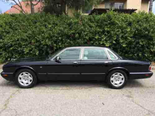 Jaguar XJ8 EBONY/IVORY PAMPERED (2003)