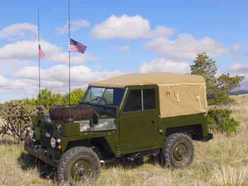 Land Rover Defender RHD Radio (1975)