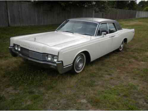 Lincoln Continental Sedan (1967)