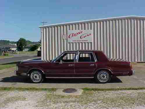 Lincoln Town Car 33728 LOW MILES (1985)