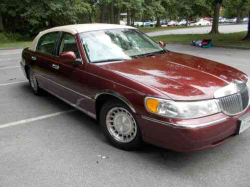 Lincoln Town Car w/Carriage (2001)