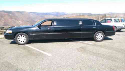 2005 Lincoln Town Car limo