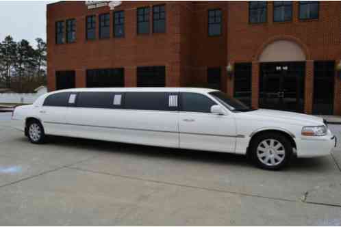 2004 Lincoln Town Car Limo