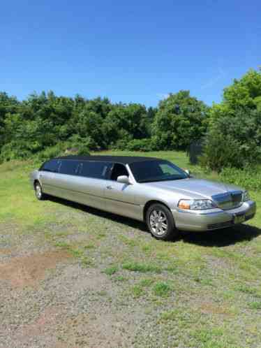 Lincoln Town Car Limo (2011)