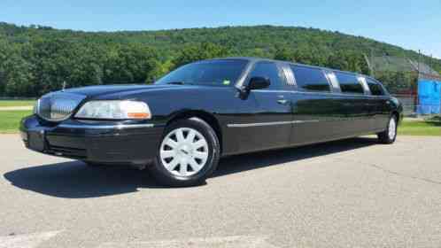 2005 Lincoln Town Car Limousine