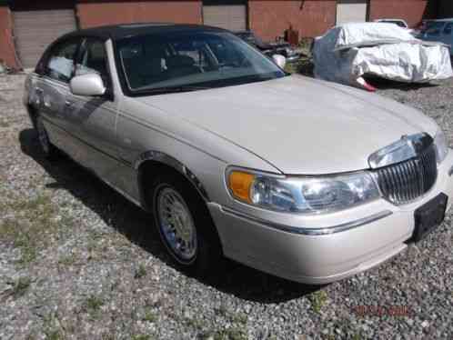 Lincoln Town Car Premium Package (2000)