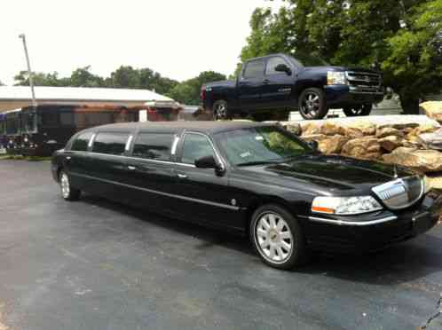 Lincoln Town Car towncar limo (2005)