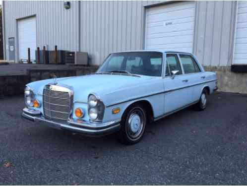 Mercedes-Benz 200-Series (1973)