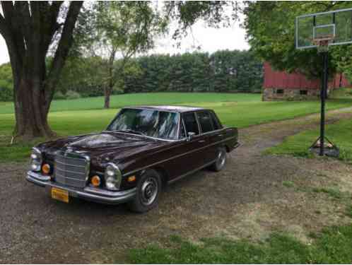 Mercedes-Benz 200-Series (1972)