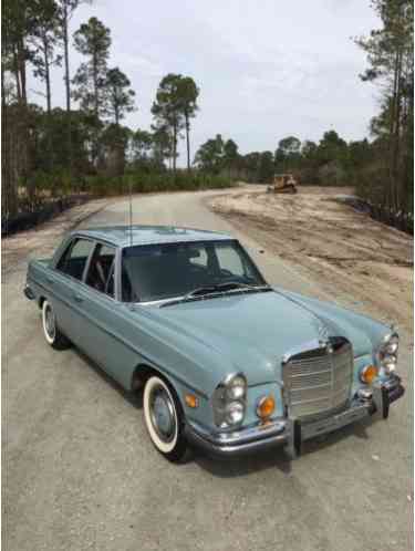 Mercedes-Benz 200-Series (1970)