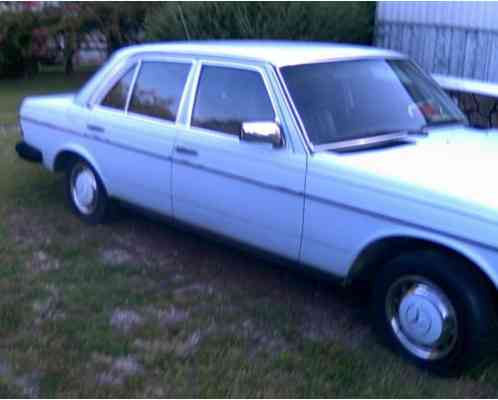 Mercedes-Benz 200-Series (1977)