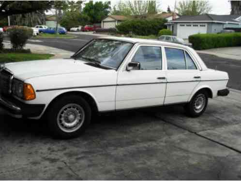 Mercedes-Benz 200-Series (1982)