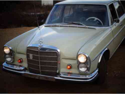 Mercedes-Benz 200-Series (1967)