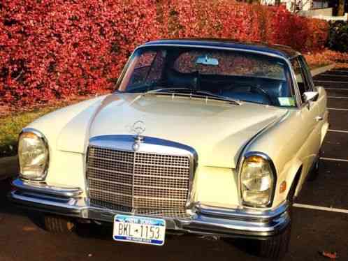 Mercedes-Benz 200-Series (1970)