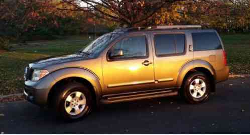 Nissan Pathfinder LE (2005)