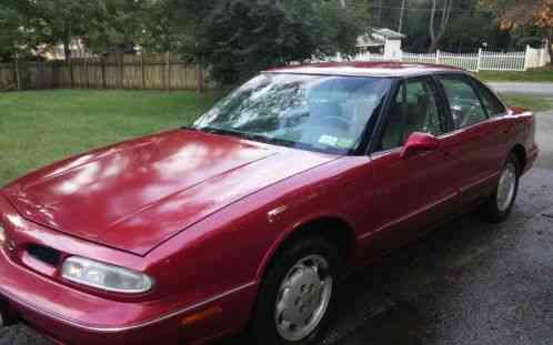 Oldsmobile Eighty-Eight red classic (1999)