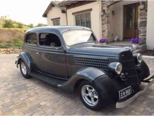 1935 Ford Sedan-Humpback