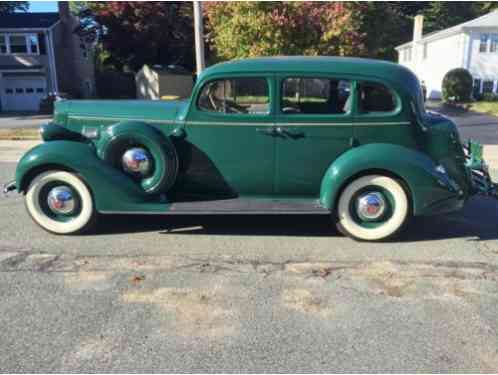 Packard 120 Custom Deluxe (1937)