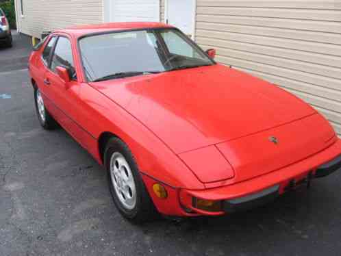 Porsche 924 924S model (1987)