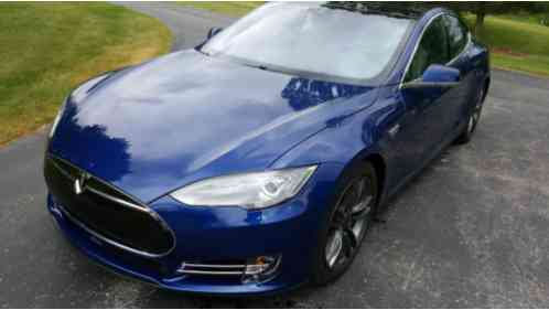 Tesla Model S (2015)