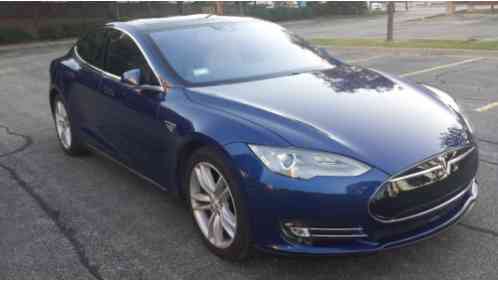 Tesla Model S (2015)