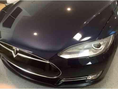 Tesla Model S (2015)