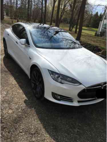 Tesla Model S (2015)