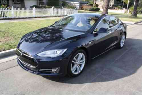 Tesla Model S (2015)