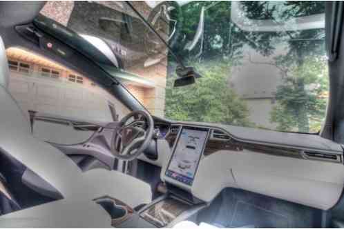 Tesla Model X (2016)