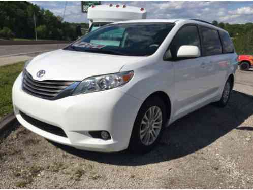 Toyota Sienna 8 Passenger (2011)